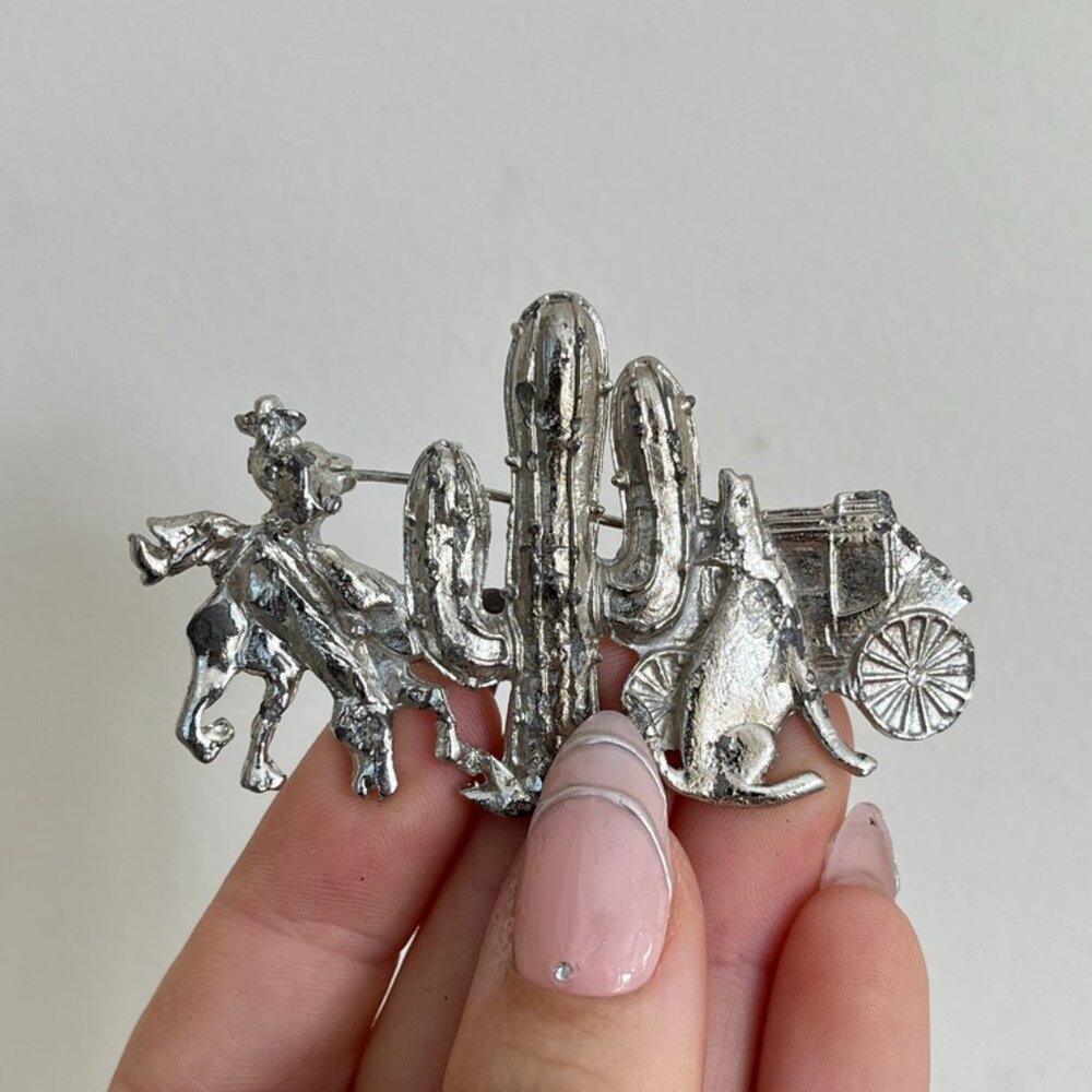 3/$30 🌟 Vintage Western Scene Brooch - Picture 6 of 6